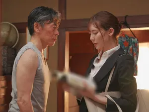 [Không kiểm duyệt] Một cô gái xinh đẹp với vẻ ngoài anh hùng! Sự cám dỗ đồng đều, tạo dáng cũng rất điệu đà, vặn eo, mông gợi cảm trước ống kính máy ảnh