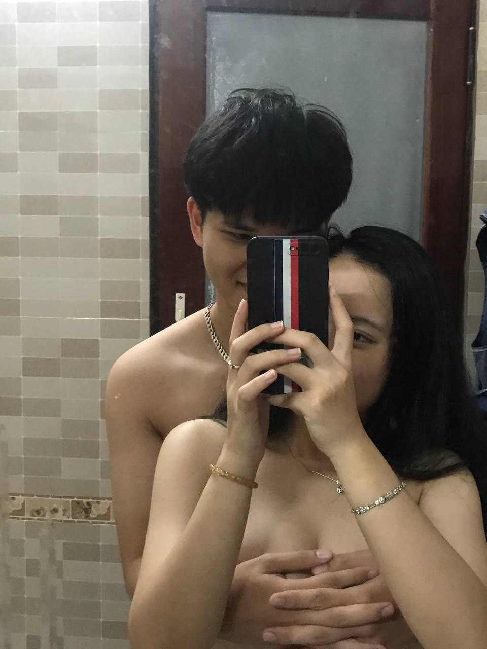Đã quan hệ với vợ hàng xóm và xuất tinh vào miệng cô ấy khi chồng cô ấy đang đi làm