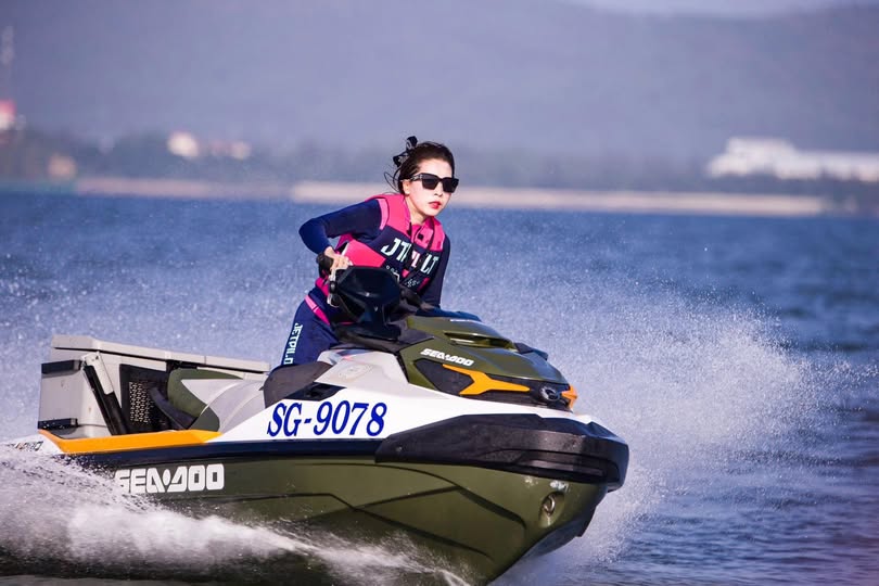 Một cô nữ sinh trẻ vừa mất đi sự trinh trắng